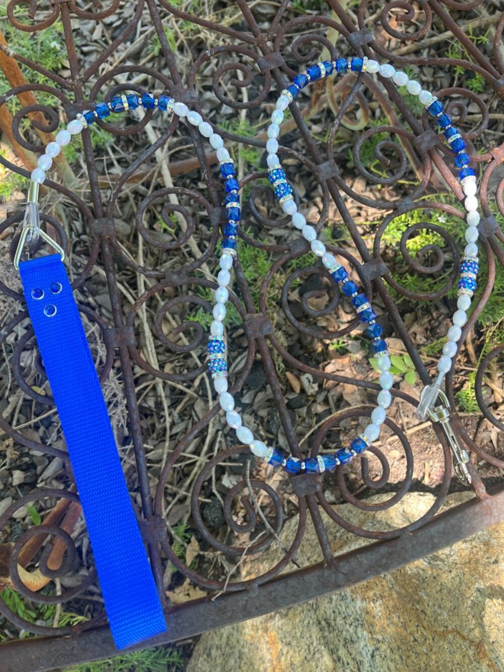 Bougie Beaded Dog Leash - Blue & White - Sparkly - Handmade - Picture 4 of 8